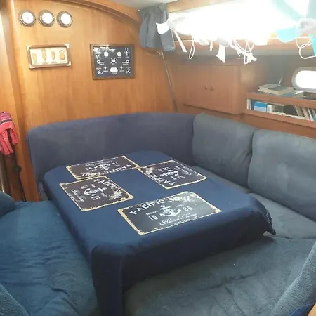 Botel Aledoa Boat *