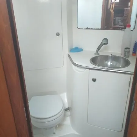 Aledoa Boat Botel *